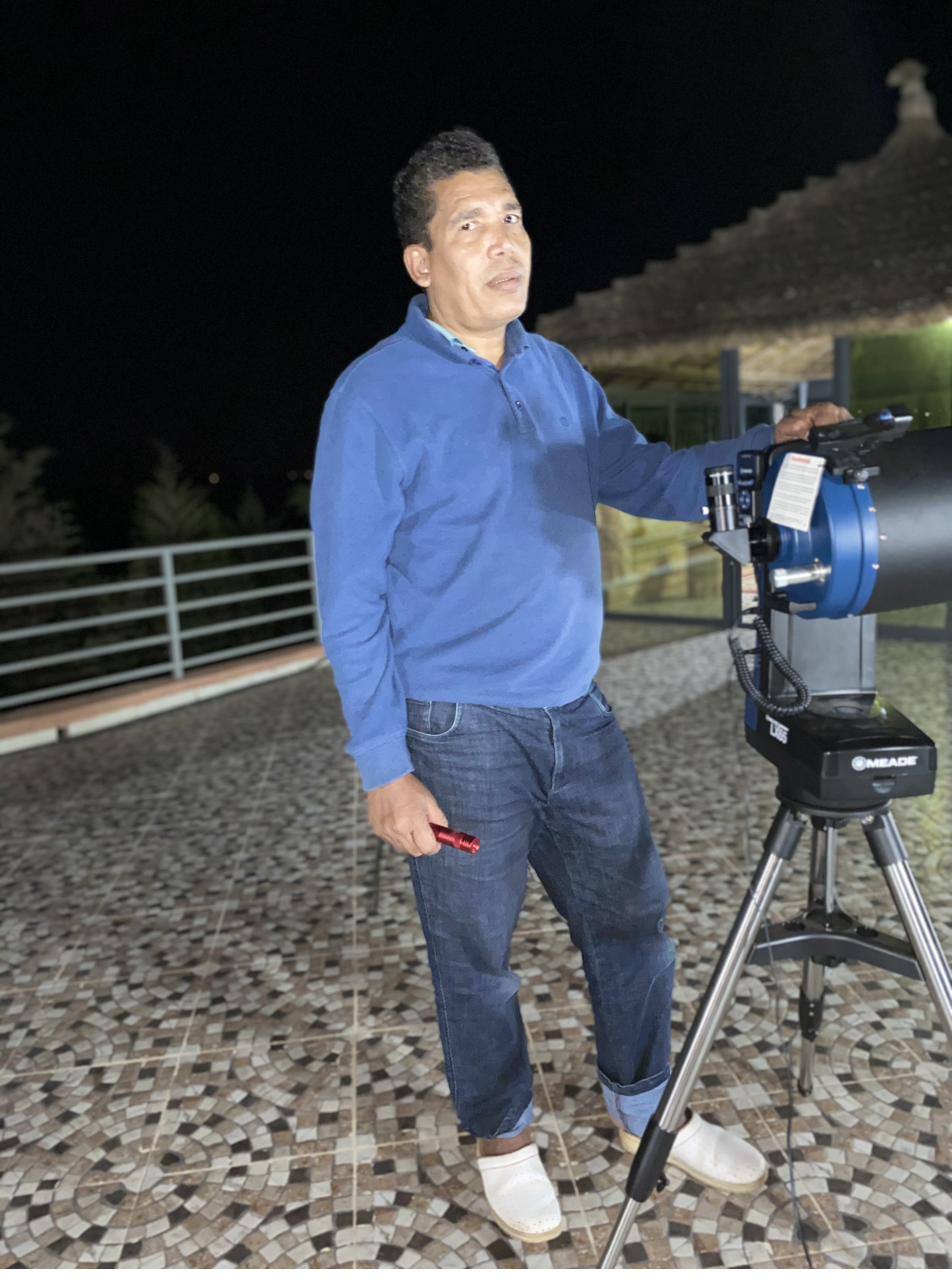 Abderrahman Kroumille avec le télescope Meade LX65